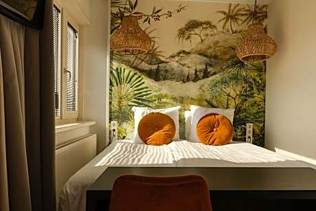 Queen Room with Balcony - no pets allowed