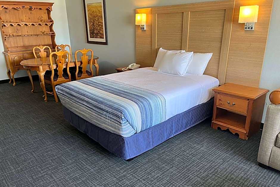 Days Inn & Suites by Wyndham Williamsburg IA North