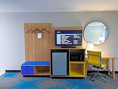 Studio Suite with One King Bed - Pet-Friendly/Non-Smoking