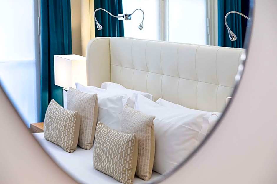 Hotel Camille Paris, Tapestry Collection by Hilton