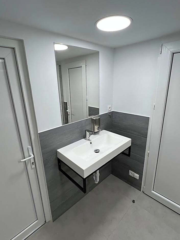 Yellow Hostel - Free Breakfast - The best service in Katowice - Free Parking