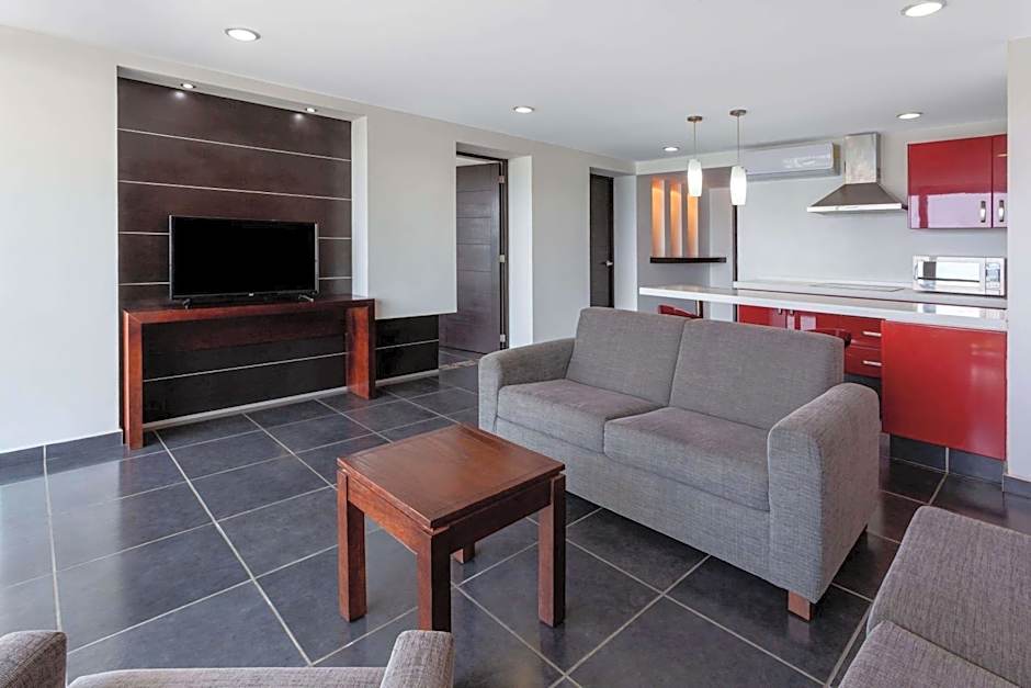 Ramada by Wyndham Acapulco Hotel & Suites