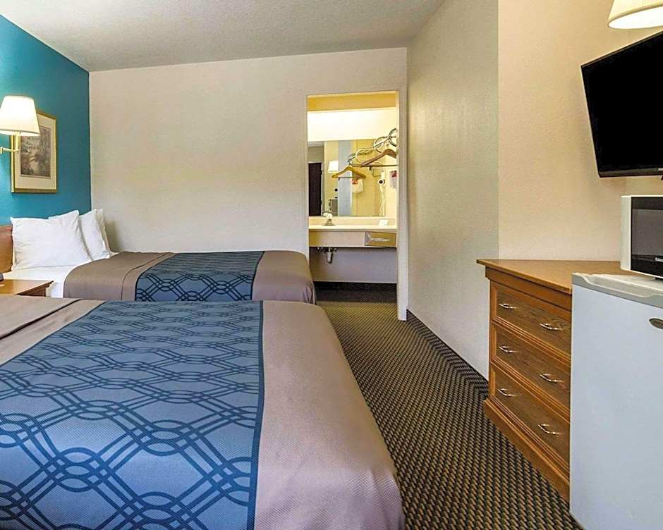 Econo Lodge University