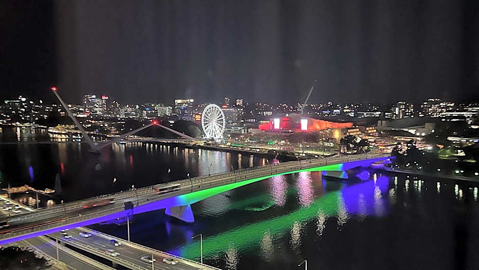 Luxury 1BR in Brisbane City River Firework View