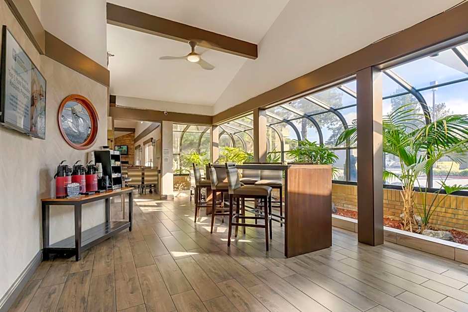 Best Western Plus Forest Park Inn