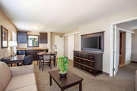 1 King Bed, 2 Room Suite, Oversize Jetted Tub, Balcony, Non-Smoking