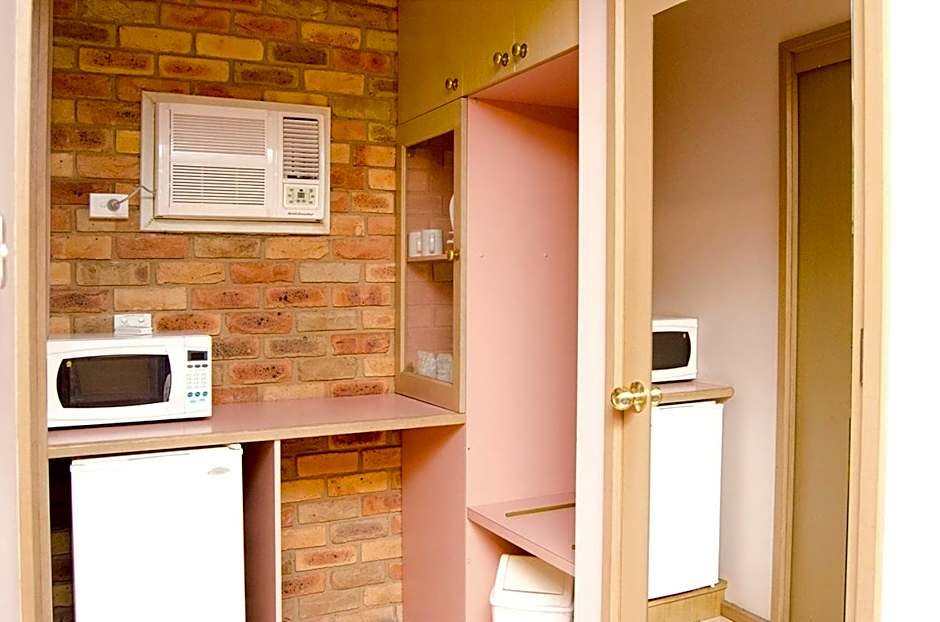 Pines Country Club Motor Inn