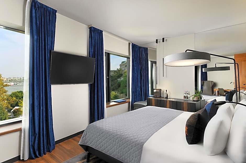 Photo 1 of 5 of Deluxe 1 King Bed