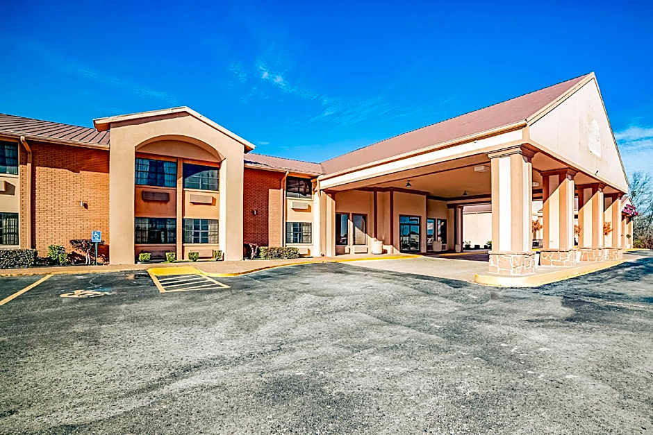 Clarion Pointe Marshall