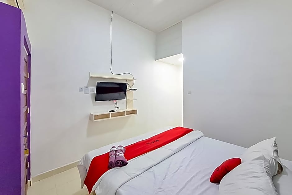 RedDoorz @ Jalan Ahmad Yani Karawang