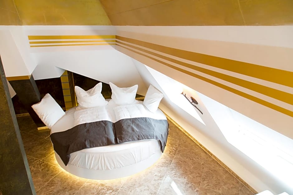 Alpha & Omega Hotel