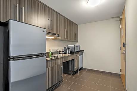 King Suite with Roll-In Shower, Sofa Bed and Full Kitchen - Disability/Non-Smoking