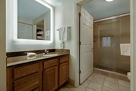 1 Queen Bed Studio Suite Comm Access Tub