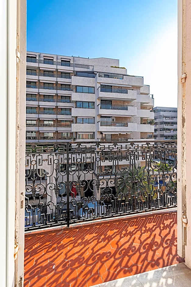 Modern Waikiki Hotel