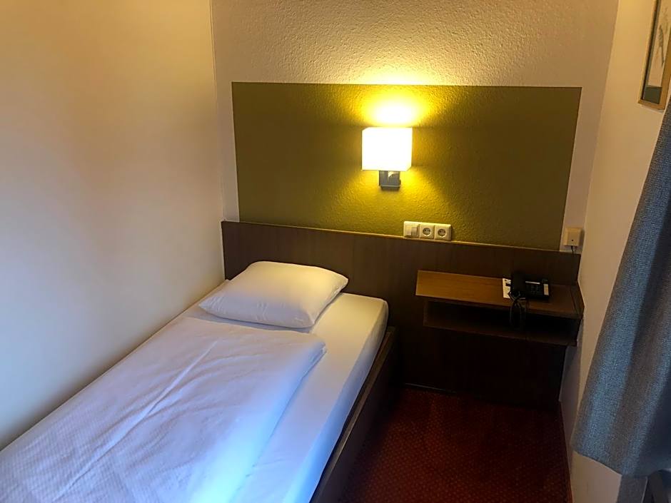 Photo 1 of 5 of Single Room