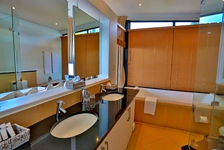 Deluxe Suite with Sea View