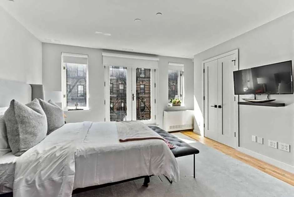 Luxe Studio with Charming Juliet Balcony