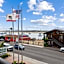 456 Embarcadero Inn & Suites