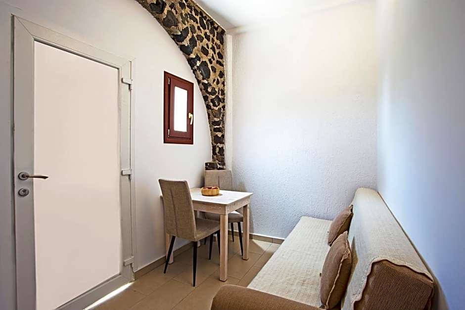 Birds Villa Apartments with Heated Pool - Including Car and Breakfast