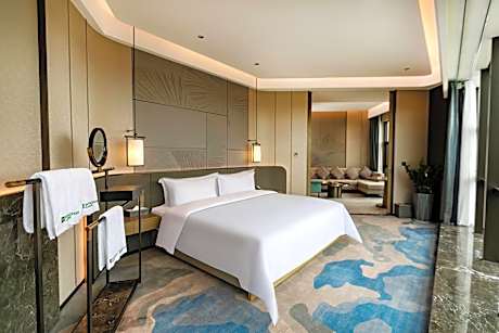 King Suite with Mountain View