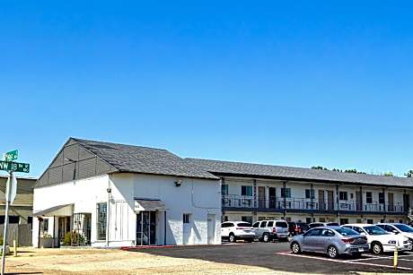 OYO Exclusivo Inn & Suites