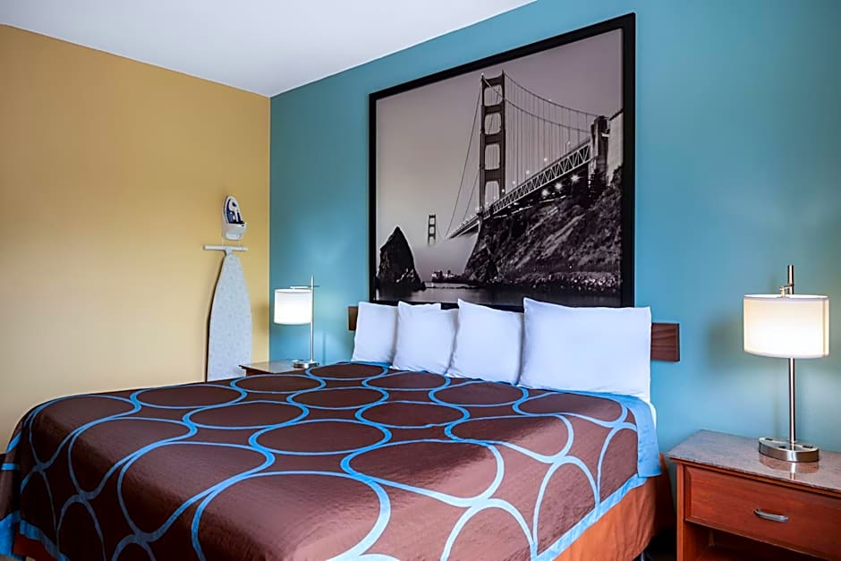 Super 8 by Wyndham Salisbury