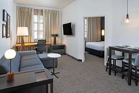 One-Bedroom Suite Queen Roll-In Shower - Mobility Accessible