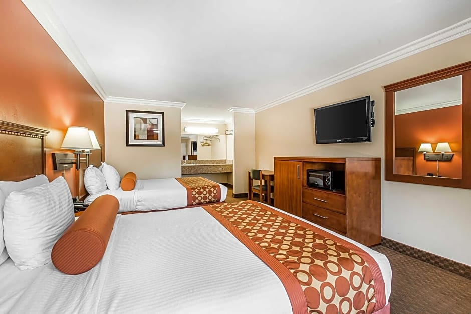 Rodeway Inn & Suites Canyon Lake-Menifee West