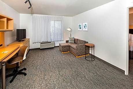 One-Bedroom Queen Suite