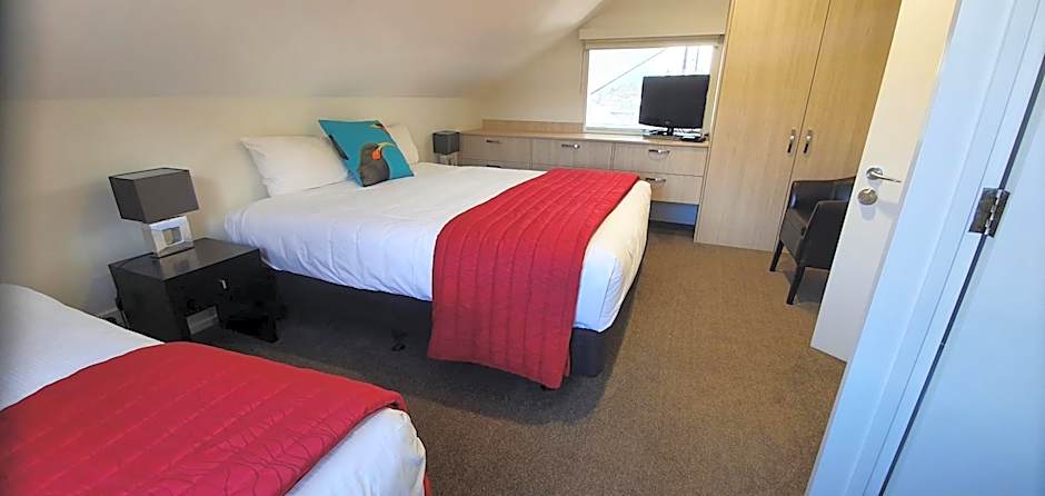 The Moorings Motel and Apartments