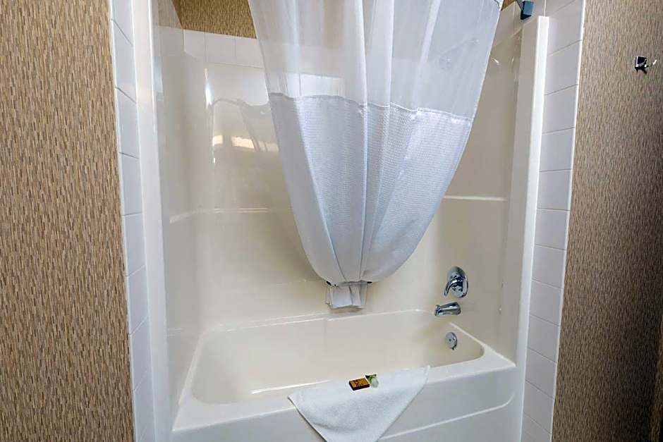 Redwood Inn & Suites