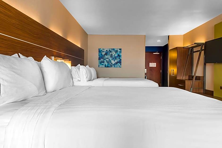 Holiday Inn Express & Suites Clarion By IHG