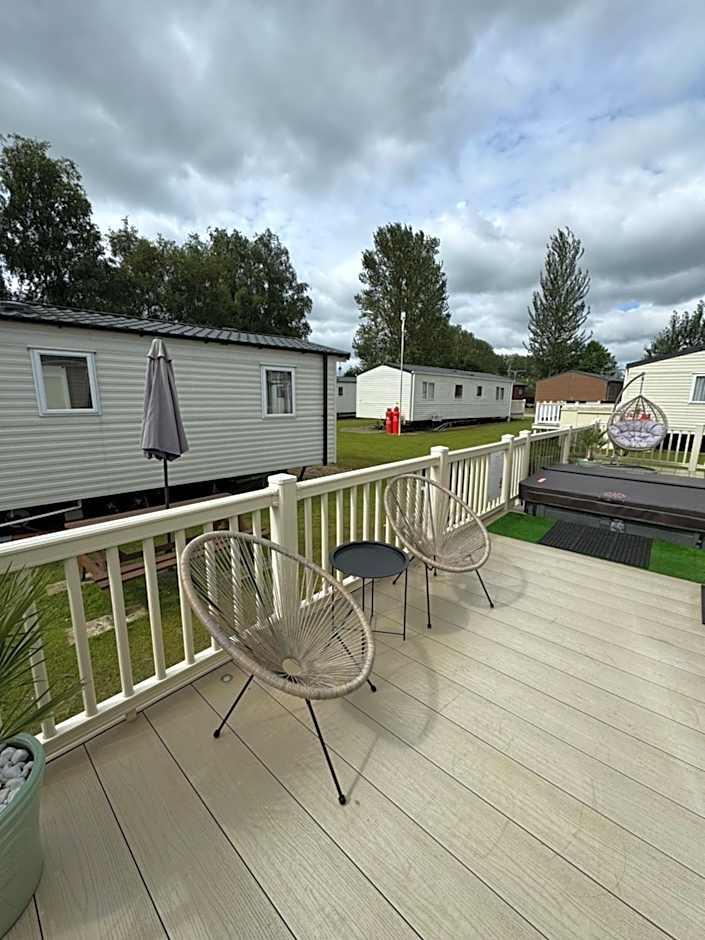 Hot tub retreat at Tattershall Lakes