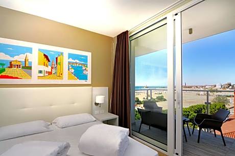 Deluxe Quadruple Room with Side Sea View