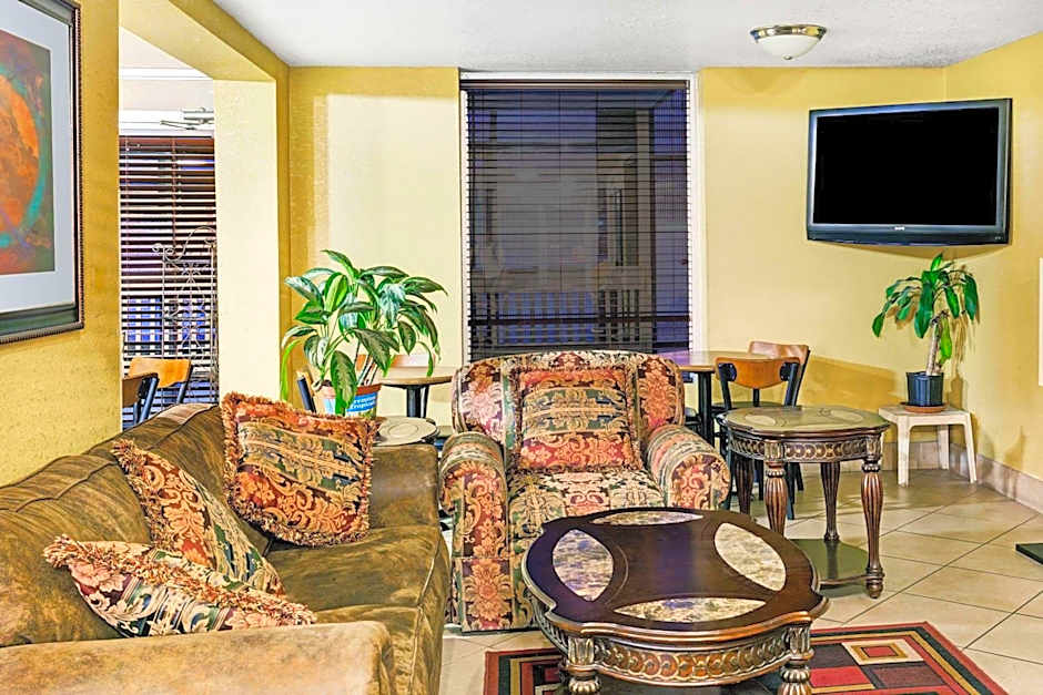 Days Inn & Suites by Wyndham Downtown Gatlinburg Parkway