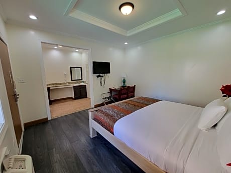 Deluxe King Suite