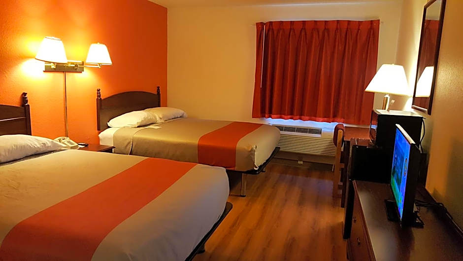 Motel 6-Saukville, WI