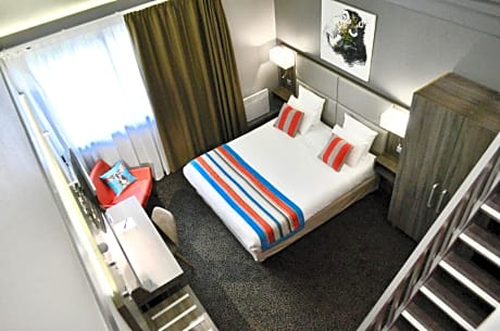 Quadruple Room with 1 Double and 2 Single Beds