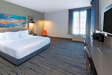 King Room with Bath Tub - Mobility/Hearing Accessible - Non-Smoking