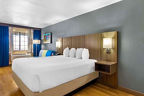 King Room with Mobility Accessible Tub