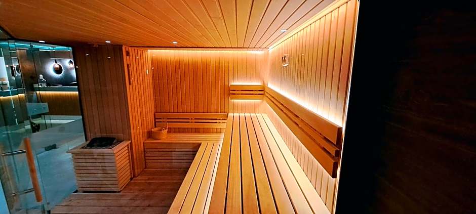 Paradise Hotel & Relax Center