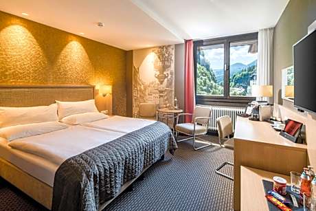 Standard King Room with Roll In Shower - Accessible