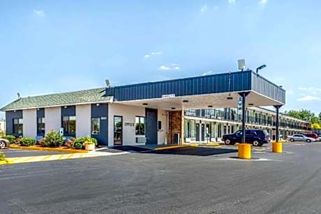 Econo Lodge Shorewood