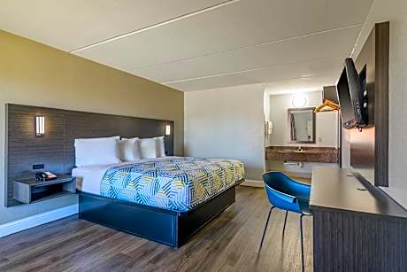 1 King Bed | Mob Acc RI Shwr Nsmk Micfridg