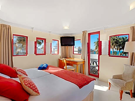 Twin Room with Balcony and Sea View