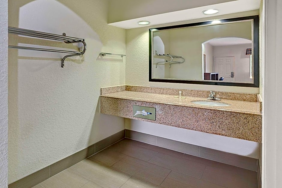 Super 8 by Wyndham Houston Hobby Airport South