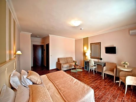 Deluxe Suite with Lake View