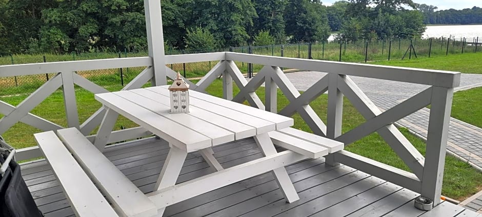 Szary domek nad jeziorem