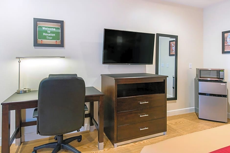Econo Lodge Inn & Suites