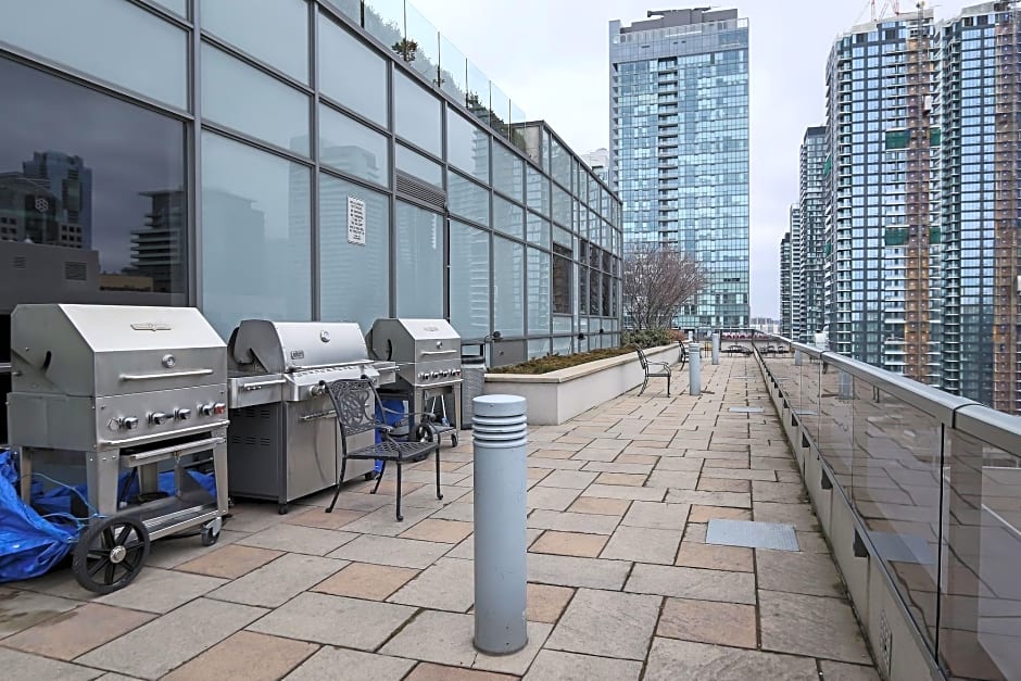 MiCasa Suites - Stylish Condo in Maple Leaf Square